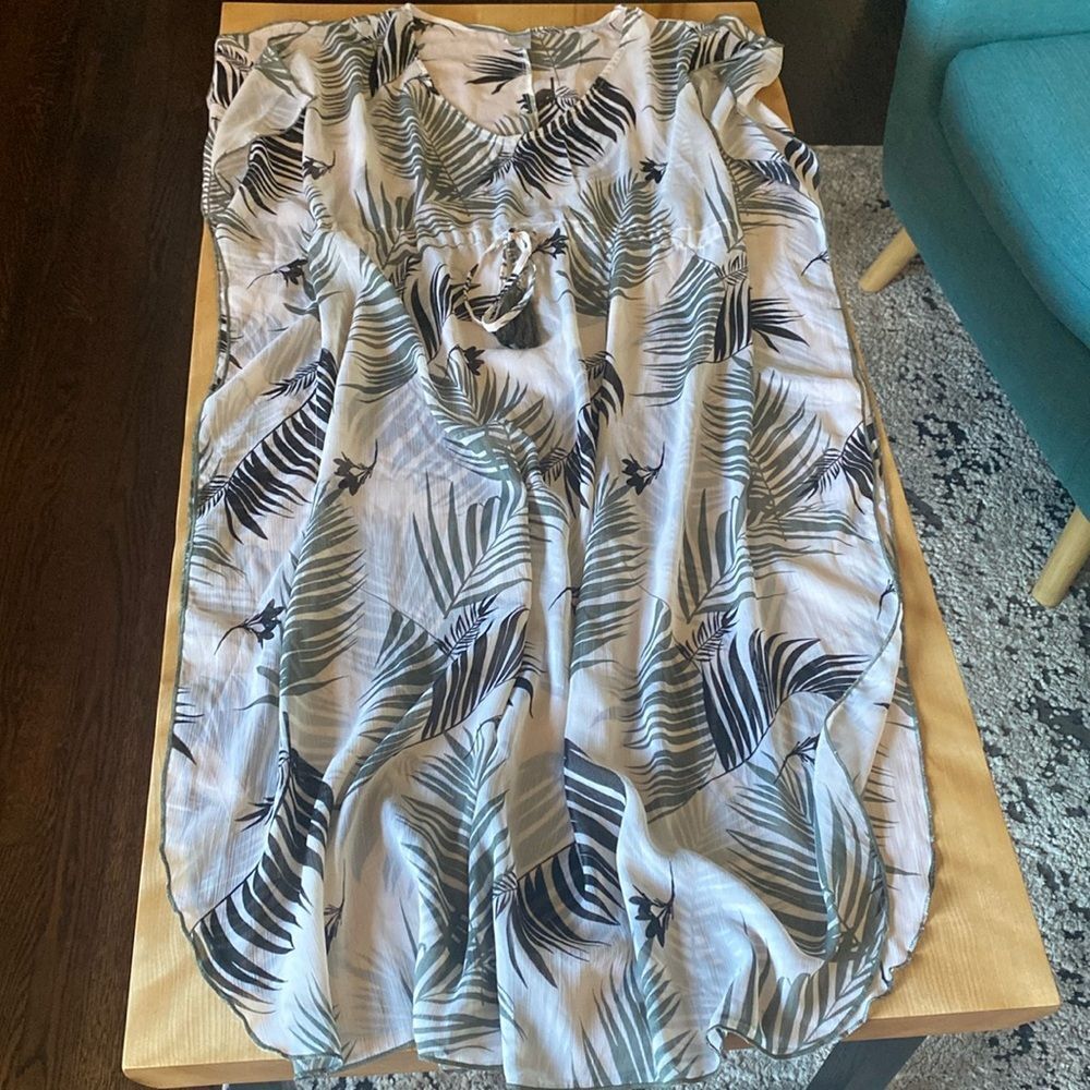 Full length beach coverup. Cinched waist. Palm leaf design. Classy!